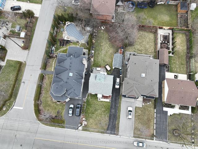 47 Shaver Ave S, House detached with 3 bedrooms, 2 bathrooms and 5 parking in Toronto ON | Image 3
