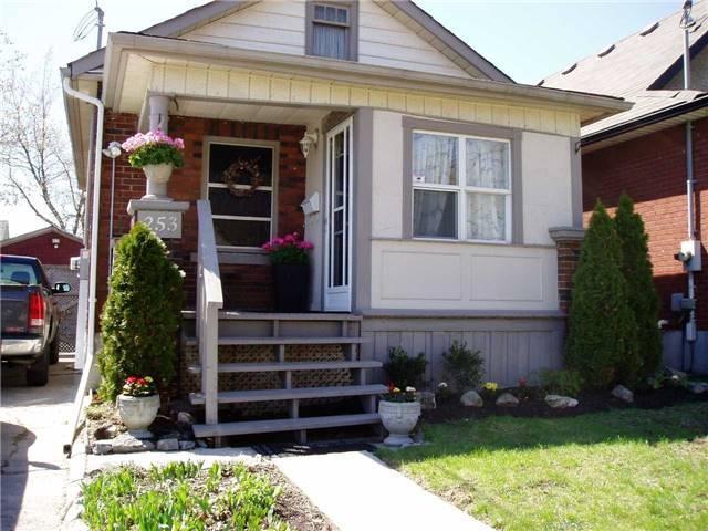 253 Olive Ave, House detached with 2 bedrooms, 1 bathrooms and 3 parking in Oshawa ON | Image 1
