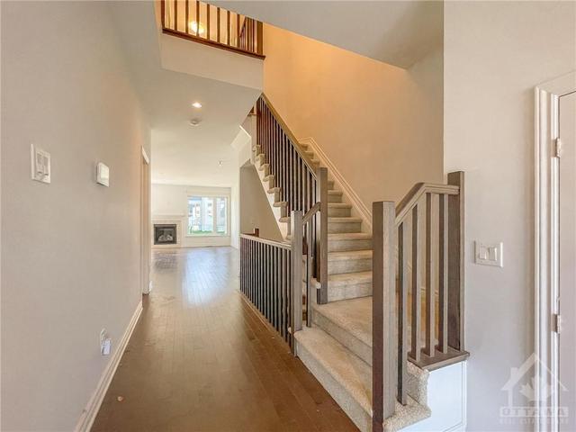 559 Borbridge Avenue, Townhouse with 3 bedrooms, 3 bathrooms and 2 parking in Ottawa ON | Image 3