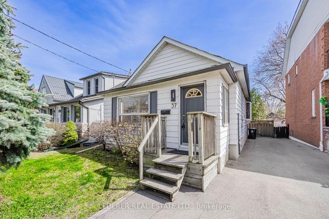 37 Simpson Ave, House detached with 2 bedrooms, 1 bathrooms and 4 parking in Toronto ON | Image 12