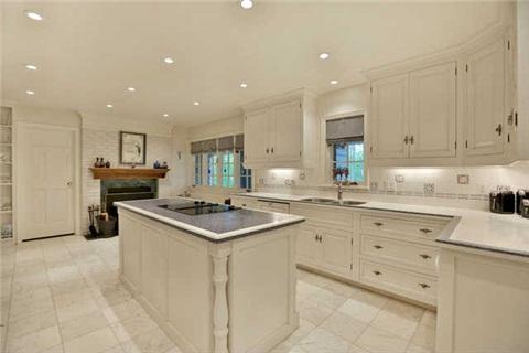 8220 Macarthur Dr, House detached with 6 bedrooms, 5 bathrooms and 50 parking in Milton ON | Image 10