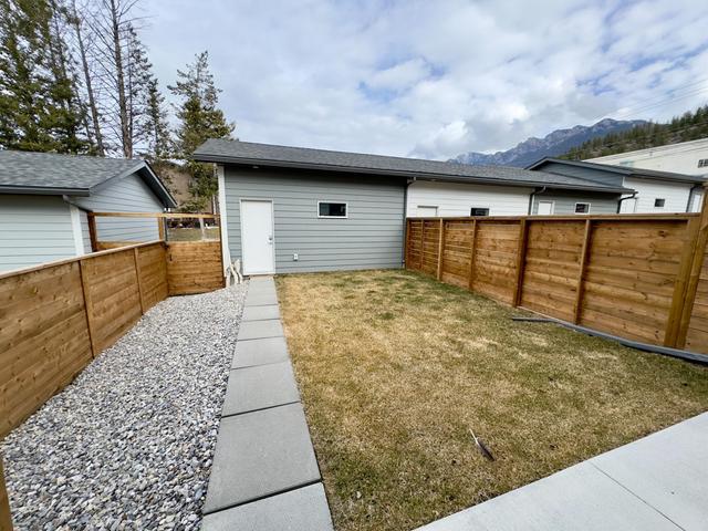 1 - 4889 Stanley Street, House attached with 3 bedrooms, 3 bathrooms and 2 parking in Radium Hot Springs BC | Image 35