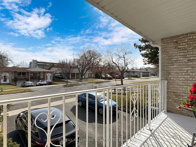 129 Sexton Cres, House semidetached with 3 bedrooms, 2 bathrooms and 3 parking in Toronto ON | Image 4