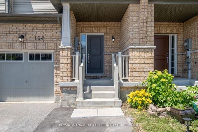 104 Nearco Gate N, House attached with 3 bedrooms, 3 bathrooms and 5 parking in Oshawa ON | Image 1