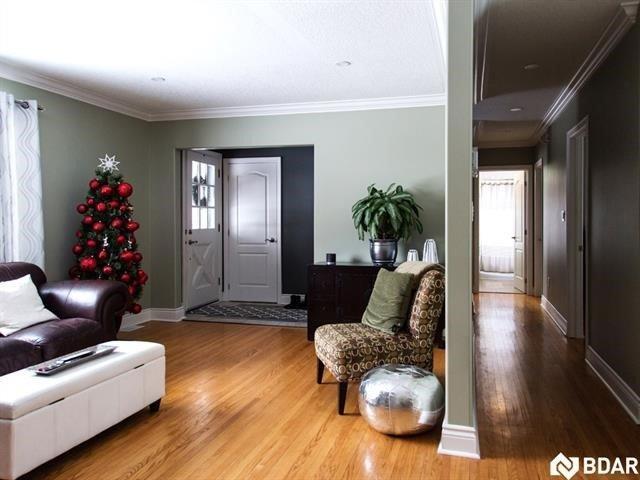 52 Drury Lane, House detached with 3 bedrooms, 2 bathrooms and 6 parking in Barrie ON | Image 2
