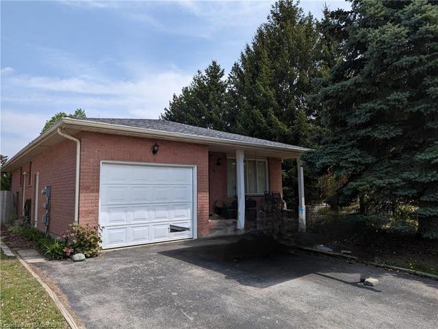 2 Pipers Green Court, Kitchener, ON, N2E3C6 | Card Image