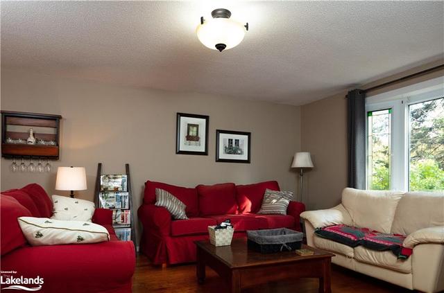 242 Lillian Crescent, House detached with 2 bedrooms, 2 bathrooms and 4 parking in Barrie ON | Card Image
