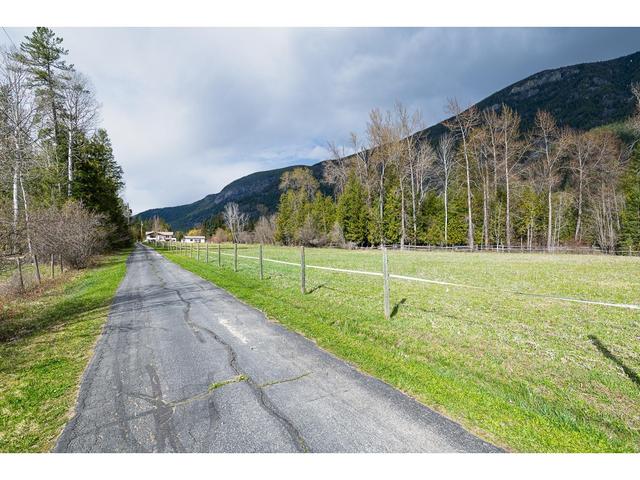 4856 32nd Street, House detached with 3 bedrooms, 2 bathrooms and 2 parking in Central Kootenay B BC | Image 20