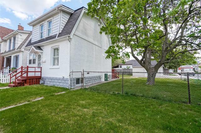 27 East 27th St, House detached with 3 bedrooms, 1 bathrooms and 1 parking in Hamilton ON | Image 1