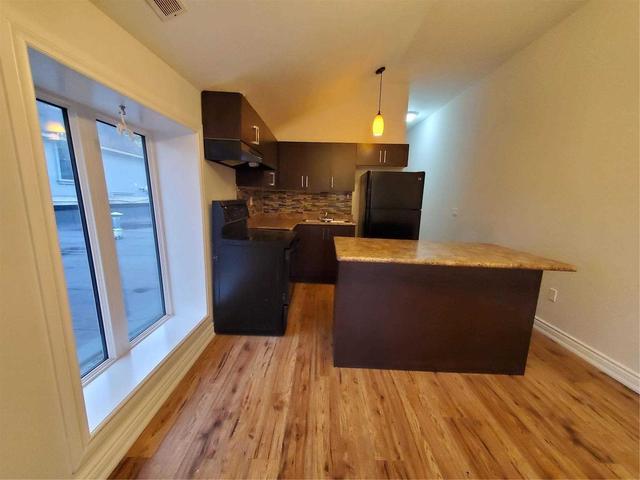 2 upper - 30-32 Main St, Condo with 2 bedrooms, 1 bathrooms and 1 parking in Newmarket ON | Image 6