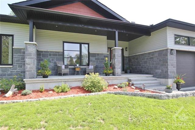 296 Stonewalk Way, House detached with 4 bedrooms, 3 bathrooms and 8 parking in Ottawa ON | Image 2