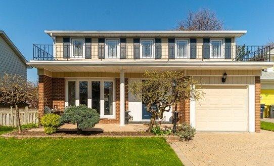 17 Redcastle Cres, House detached with 4 bedrooms, 3 bathrooms and 3 parking in Toronto ON | Image 1