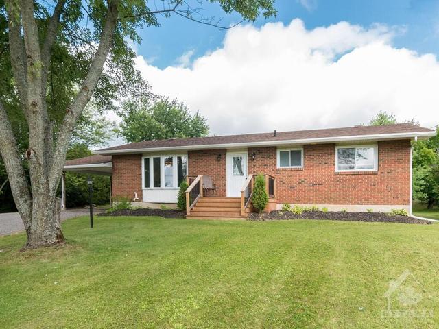2215 Abbott Road, House detached with 3 bedrooms, 1 bathrooms and 6 parking in North Grenville ON | Image 2
