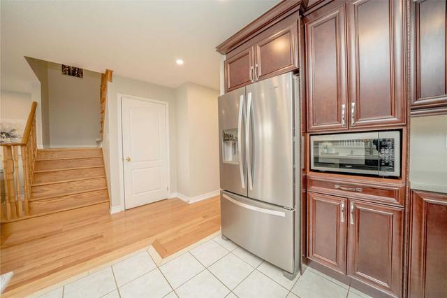 81 Whitlock Cres, House semidetached with 3 bedrooms, 3 bathrooms and 4 parking in Ajax ON | Image 2