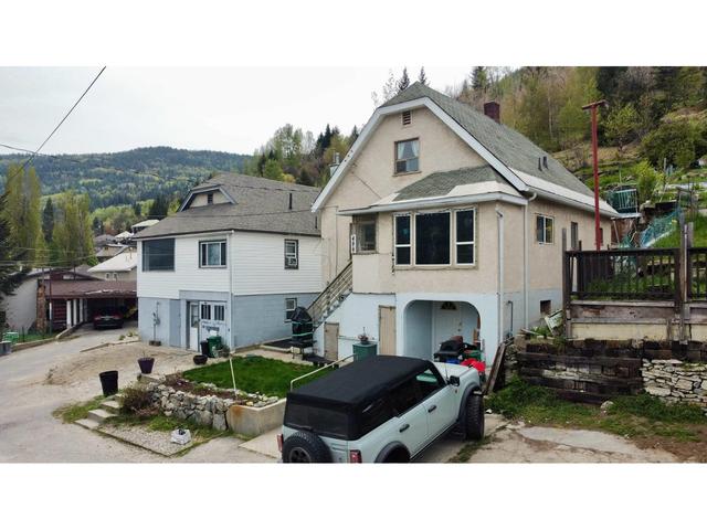 490 Buckna Street, House detached with 4 bedrooms, 1 bathrooms and 2 parking in Trail BC | Image 1