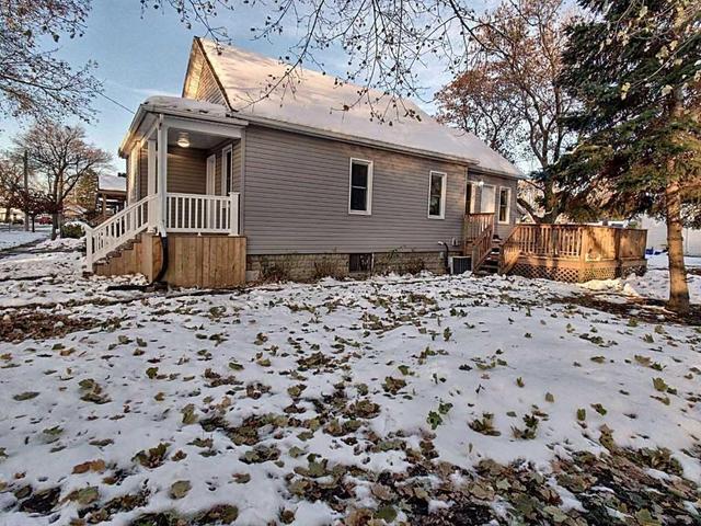 124 Samuel St, House detached with 2 bedrooms, 1 bathrooms and 5 parking in Sarnia ON | Image 3