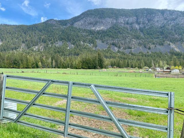4512 48th Street, House detached with 2 bedrooms, 1 bathrooms and 6 parking in Central Kootenay B BC | Image 37
