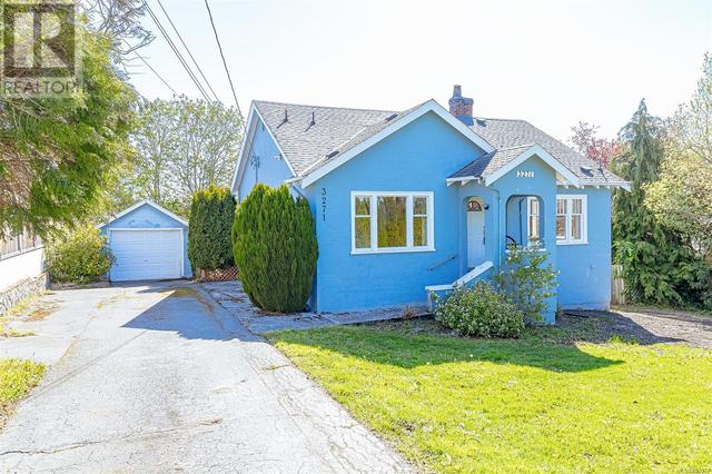 3271 Cedar Hill Rd, House detached with 4 bedrooms, 2 bathrooms and 2 parking in Saanich BC | Image 1