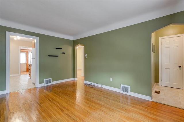 139 East 16th Street, House detached with 2 bedrooms, 1 bathrooms and 4 parking in Hamilton ON | Image 8
