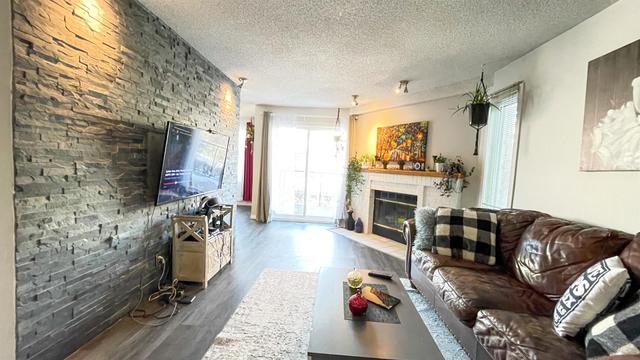 316 Coachway Lane Sw, Home with 3 bedrooms, 2 bathrooms and 2 parking in Calgary AB | Image 4