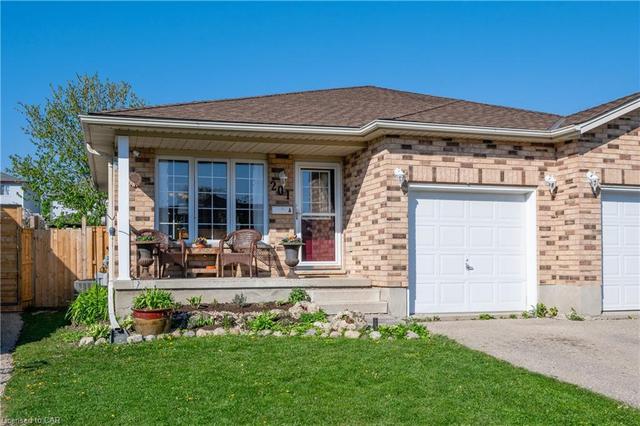 a - 201 Springfield Crescent, House semidetached with 3 bedrooms, 2 bathrooms and 3 parking in Waterloo ON | Image 3