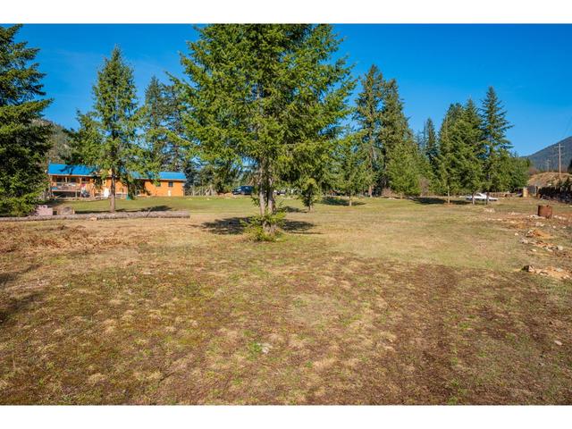 2621 Highway 3a, House detached with 2 bedrooms, 1 bathrooms and null parking in Central Kootenay I BC | Image 15