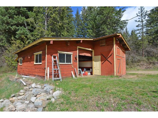 8481 Highway 6, House detached with 5 bedrooms, 2 bathrooms and null parking in Central Kootenay H BC | Image 11