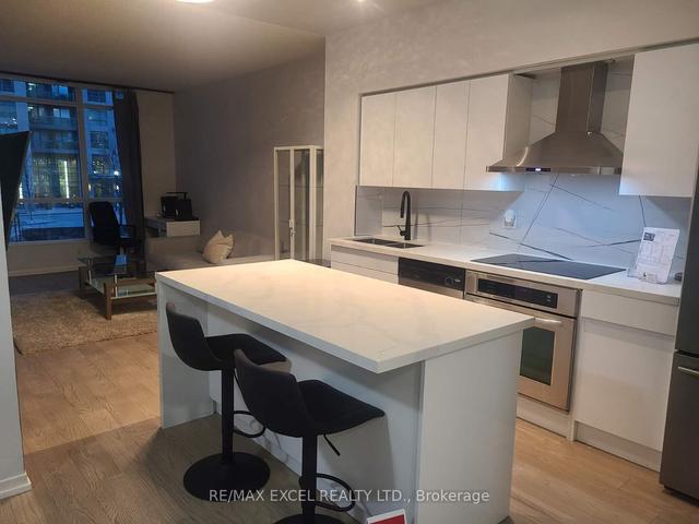 217 - 215 Fort York Blvd, Condo with 1 bedrooms, 1 bathrooms and 1 parking in Toronto ON | Image 2