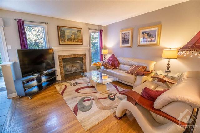 59 Kathleen Crescent, Townhouse with 3 bedrooms, 3 bathrooms and 3 parking in Ottawa ON | Image 4