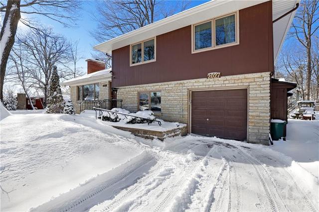 2027 Woodcrest Road, House detached with 4 bedrooms, 2 bathrooms and 4 parking in Ottawa ON | Image 3