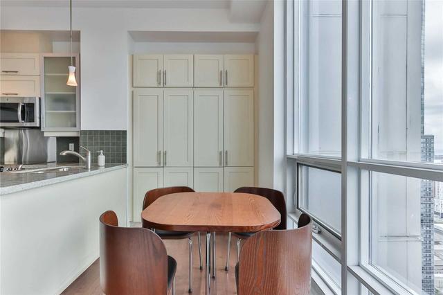 ph05 - 763 Bay St, Condo with 2 bedrooms, 3 bathrooms and 3 parking in Toronto ON | Image 3