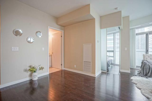 1202 - 14 York St, Condo with 2 bedrooms, 2 bathrooms and 1 parking in Toronto ON | Image 9