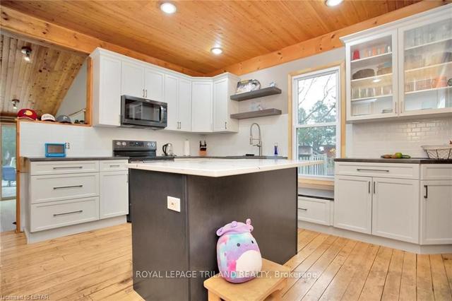 263 King St, House detached with 3 bedrooms, 2 bathrooms and 4 parking in Southwest Middlesex ON | Image 3