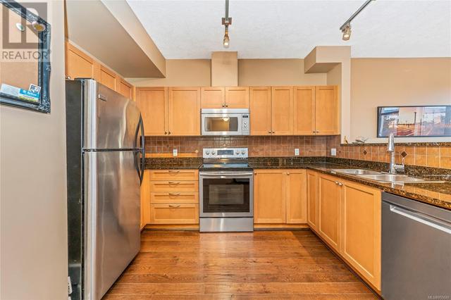 310 - 820 Short St, Condo with 3 bedrooms, 2 bathrooms and 1 parking in Saanich BC | Image 3