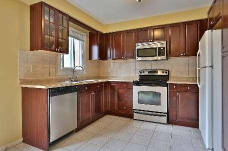 17 Dutch Cres, House attached with 3 bedrooms, 3 bathrooms and 2 parking in Brampton ON | Image 1