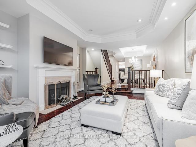 226 Spadina Rd, House attached with 3 bedrooms, 4 bathrooms and 2 parking in Toronto ON | Image 2