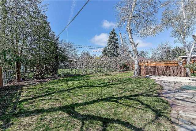 1080 Manorwood Dr, House detached with 3 bedrooms, 2 bathrooms and 4 parking in Burlington ON | Image 18