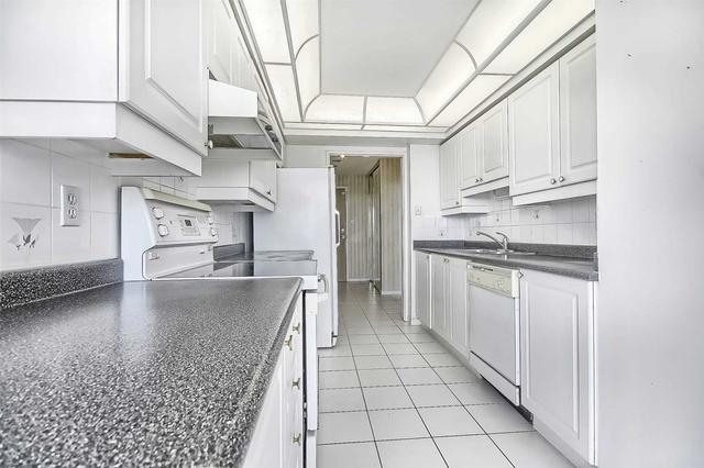 1009 - 11 Townsgate Dr, Condo with 2 bedrooms, 2 bathrooms and 1 parking in Vaughan ON | Image 8