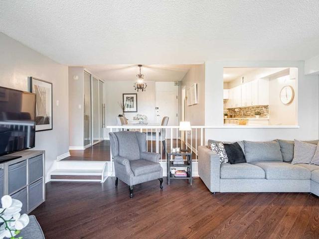 210 - 260 Scarlett Rd, Condo with 3 bedrooms, 2 bathrooms and 1 parking in Toronto ON | Image 4