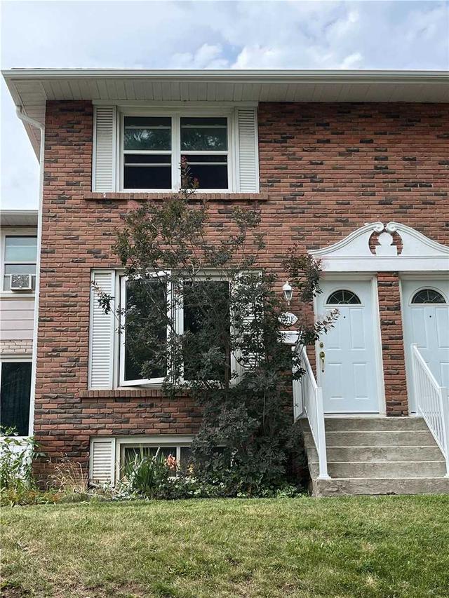 2111 Meadowbrook Rd E, Townhouse with 3 bedrooms, 2 bathrooms and 1 parking in Burlington ON | Card Image