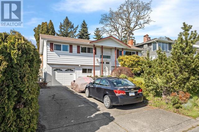 576 Peto Pl, House detached with 4 bedrooms, 3 bathrooms and 4 parking in Saanich BC | Image 10