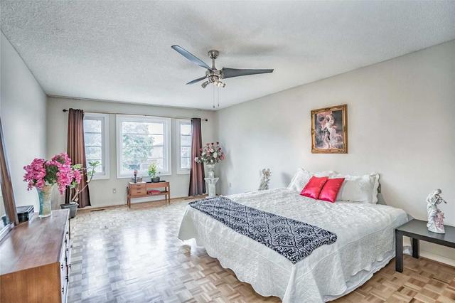 5668 Turney Dr, House detached with 4 bedrooms, 3 bathrooms and 4 parking in Mississauga ON | Image 3