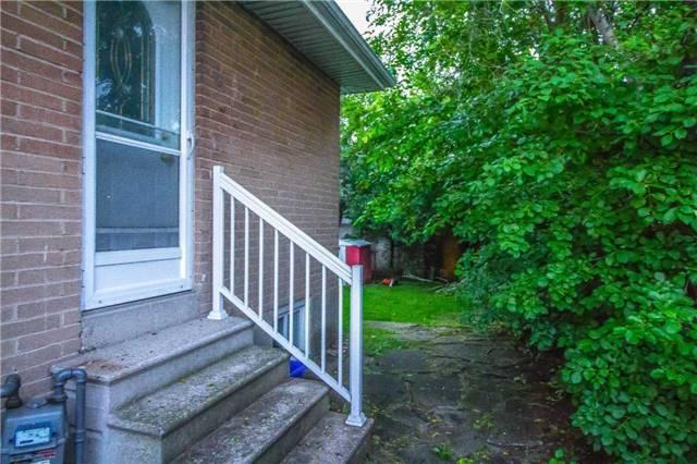 1203 Southdown Rd, House detached with 3 bedrooms, 2 bathrooms and 3 parking in Mississauga ON | Image 2