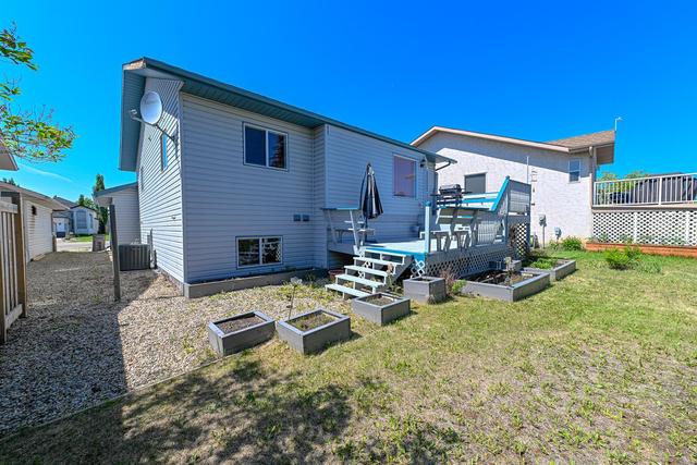 12001 105 Street, House detached with 2 bedrooms, 2 bathrooms and 4 parking in Grande Prairie AB | Image 2