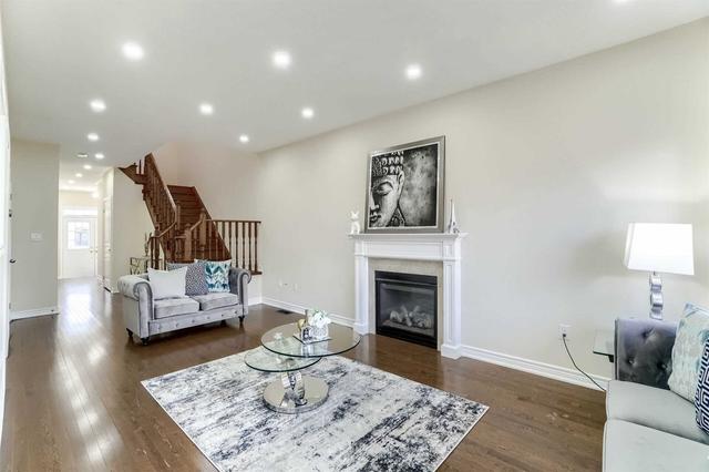 30 Washburn Rd, House semidetached with 3 bedrooms, 4 bathrooms and 4 parking in Brampton ON | Image 2