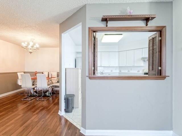 1007 - 10 Laurelcrest St, Condo with 2 bedrooms, 1 bathrooms and 1 parking in Brampton ON | Image 4
