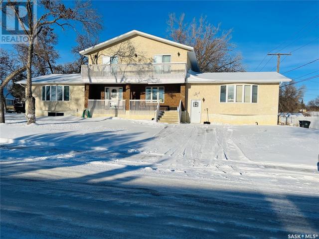 619 Sidney Street W, House detached with 5 bedrooms, 4 bathrooms and null parking in Swift Current SK | Card Image