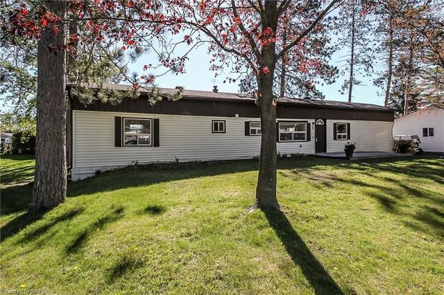2 Carruthers Street S, House detached with 2 bedrooms, 1 bathrooms and null parking in Wasaga Beach ON | Image 2