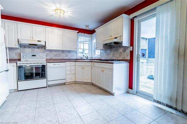 8145 Woodsview Crescent, House detached with 3 bedrooms, 2 bathrooms and 4 parking in Niagara Falls ON | Image 3