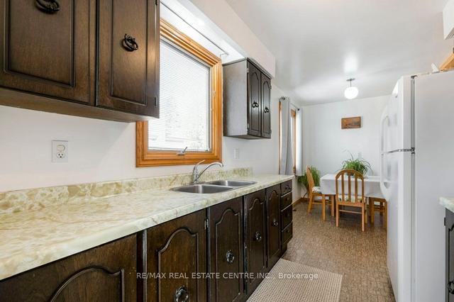 65 Hahn Ave, House detached with 2 bedrooms, 2 bathrooms and 5 parking in Cambridge ON | Image 2